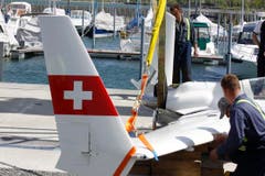 Das Flugzeug sank nicht, sondern konnte von den Einsatzkräften gesichert und an Land gezogen werden. (Bild: Rudolf Hirtl)