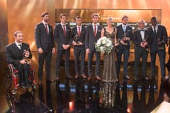 Alle Ausgezeichneten: (v.l.) Marcel Hug, Simon Niepmann, Simon Schürch, Mario Gyr, Lucas Tramer, Daniela Ryf, Stan Wawrinka, Marcel Koller und Breel Embolo. (Bild: Keystone)