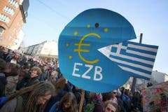 Auf diesem Plakat wird Griechenland "gefressen". (Bild: Keystone)