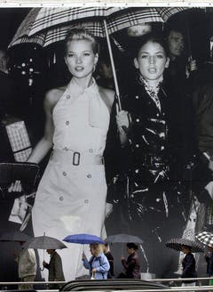 Kleine Frau ganz gross: Ein Plakat mit Kate Moss und Liberty Ross prangt 2001 im Stadtzentrum von Düsseldorf. (Bild: Keystone)