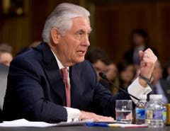 Rex Tillerson (64): Aussenminister. Die Ernennung des Exxon-Mobil-Chefs signalisiert, dass Trump es mit der Wiederannäherung an Russland ernst meint. Tillerson kennt den russischen Staatschef Wladimir Putin seit vielen Jahren. Der Texaner ist Träger eines russischen «Freundschaftsordens». In seiner Anhörung durch den Senat bezeichnete er Russland allerdings als "Gefahr". (Bild: Keystone)