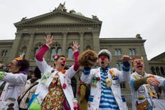 Eine Welle auf dem Bundesplatz: Auch Dr. Ahoi (2. von rechts), Spitalclown im Kinderspital St.Gallen, ist dabei. (Bild: Keystone)