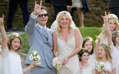 2011 ehelichte Kate Moss den Musiker Jamie Hince. Der Gitarrist des Duos The Kills brachte Stabilität ins Leben des rastlosen Models. Rechts unten im Bild: Moss' Tochter Lila Grace. (Bild: Keystone)
