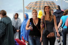 Allgegenwärtig: Besucherinnen mit Regenschirm. (Bild: Stefan Beusch)