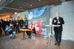 Pater Josef Rosenast bei der Einsegnung des neuen Berggasthauses. (Bild: Urs Bucher)