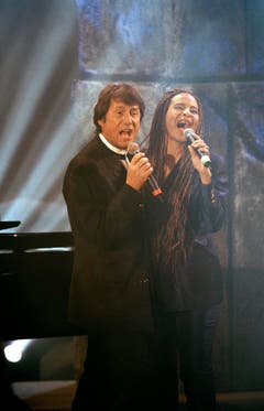 Duett zusammen mit der Sängerin Jocelin B. Smith, in "Wetten dass.." vom 9. November 1996 in der St.Jakobshalle. (Bild: Keystone)