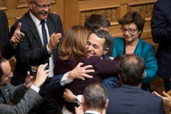 Zu den Gratulanten gehört auch FDP-Präsidentin Petra Gössi. (Bild: Keystone)