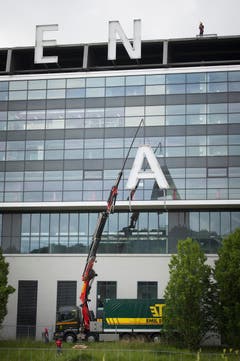 St. Gallen - AFG ARENA Schriftzug wird demontiert (Bild: Ralph Ribi)