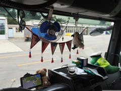 Fähnchen, ein Ventilator, Stofftiere: Die Führerkabine eines ausländischen Lasters, der in Oberbüren aus dem Verkehr gezogen wurde. (Bild: Kantonspolizei St.Gallen)
