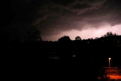 Gewitter über dem Schwimmbad Amriswil. (Bild: Reto Bänninger/Leserbild)