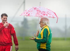 Gilbert Gress (mit Schirm) bespricht sich vor dem Spiel mit Mario Cantaluppi, dem ehemaligen Assistenztrainer des FC Wil. (Bild: Andrea Stalder)