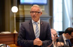 Martin Klöti, Regierungspräsident Kanton St.Gallen: Der Weihnachtsmann soll der Ostschweiz einen Sack Selbstbewusstsein schenken, dazu ein Fläschlein Grosszügigkeit mit uns selber. Im Standortwettbewerb erfolgreich ist nämlich nicht nur, wer fleissig vor sich hinarbeitet. Nötig ist auch Mut zu einzigartigen Projekten. Das Expo-Vorhaben wäre so eine Chance gewesen. Ein Geschenk verdienen zudem auch die vielen Menschen, die durch Freiwilligenarbeit Staat und Privatwirtschaft entlasten. (Bild: Archiv)