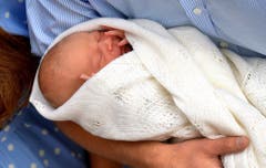 Ganz der Papa oder doch wie die Mama? Der kleine Prinz gut eingepackt. (Bild: Keystone)
