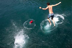 Ein Mann springt in die Rhone. (Bild: Keystone)