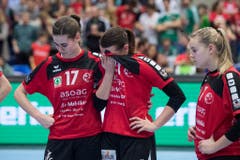 Freude auf der einen Seite, getrübte Gesichter auf der anderen: Thuns Spielerinnen ist die Enttäuschung anzusehen. (Bild: Keystone)