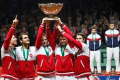 Das Schweizer Team mit der "hässlichsten Salatschüssel der Welt". (Bild: Keystone)