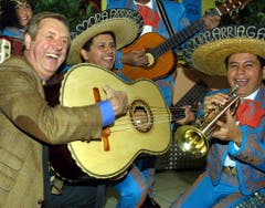 Karl Moik in seinem Element: Zusammen mit der mexikanischen Mariachi-Band "The Mora Arriaga" feiert er im "Musikantenstadl". (Bild: Keystone)