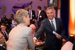 Ständerätin Karin Keller-Sutter begegnet Didier Burkhalter. (Bild: Urs Bucher)
