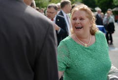 Sonja Wiesmann schüttelt Hände beim Empfang. (Bild: Reto Martin)