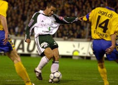 Urs Fischer im April 2001 im Duell mit St.Gallens Mittelfeldregisseur Jairo. (Bild: Keystone)