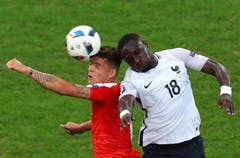 Der Basler Granit Xhaka im Luftduell mit Moussa Sissoko. (Bild: Thibault Camus / Keystone)