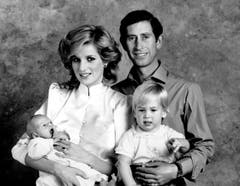 Prinz Charles und Prinzessin Diana posieren für ein Familien-Porträt mit ihren Söhnen Prinz William, rechts, und Prinz Harry. (Bild: AP Photo (London, 6. Oktober 1984))