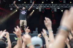 Hände in die Luft: Isaiah Rashad. (Bild: Benjamin Manser)
