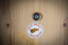An der Haustür befindet sich ein Aufkleber der Hells Angels... (Bild: Urs Bucher)
