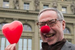 Auch Berns Stadtpräsident Alexander Tschäppät hat sich für die Feier eine rote Nase zugelegt. (Bild: Keystone)