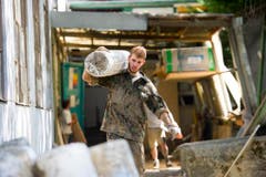 Liegenschaften in der «Unteren Fabrik» werden von Schutt befreit. (Bild: Michel Canonica)