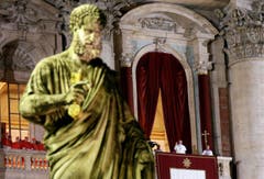 Der neue Papst winkt von der Loggia der Petersbasilika. (Bild: Keystone)