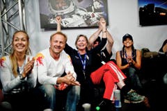 Familie und Freunde von Felix Baumgartner freuen sich über den Triumph. (Bild: Keystone)