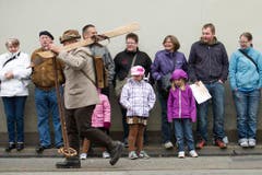 Skeptische und amüsierte Blicke auf die altertümliche Skiausrüstung. (Bild: Urs Jaudas)
