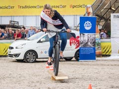 Lea Rutishauser auf dem Velo. (Bild: Hanspeter Schhiess)