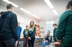 Theaterprobe im Schulzimmer. (Bild: Andrea Stalder)