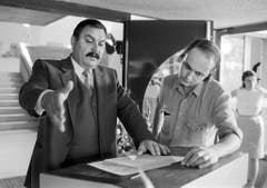 Gnädinger diskutiert mit dem Regisseur Bernhard Giger eine Szene aus dem Film "Der Gemeindepräsident". (Bild von 1983) (Bild: Keystone)