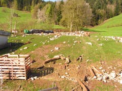 Steine und Geröll liegen auf der Wiese verstreut. (Bild: Feuerwehr Ebnat-Kappel)