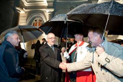 Altherr begrüsst Kantonsrat Hans-Ulrich Sturzenegger auf dem Landsgemeindeplatz. (Bild: Martina Basista)