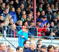 Gespannte Gesichter auf der Tribüne während des Spiels. (Bild: Urs Bucher)