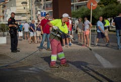 Hier wurden die Terroristen erschossen. Ein Gemeindemitarbeiter von Cambrils reinigt die Strasse. (Bild: EMILIO MORENATTI (AP))