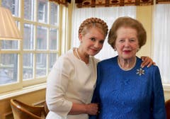 Treffen der Polit-Damen in London: die ehemalige ukrainische Premierministerin Yulia Tymoshenko und Margaret Thatcher (2007). (Bild: Keystone)