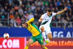 Hoch in der Luft: Goran Karanovic gegen Angel Dealbert. (Bild: Urs Bucher)