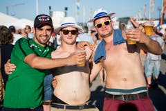 Diese jungen Männer geniessen das heisse Wetter mit einem kühlen Bier. (Bild: JEAN-CHRISTOPHE BOTT)