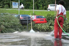 Ein Arbeiter befreit die Strassen vom Dreck. (Bild: Michel Canonica)