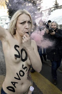 Auch Trillerpfeifen hatten die Femen-Aktivistinnen dabei. (Bild: Keystone)