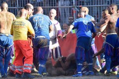 MANN, MAENNLICH, CALCIO, FIORENTINO, HISTORISCH, TRADITION, AMATEURE, MANN, OBERKOERPER, NACKT, SANDIG, SAND, SPIELPLATZ, GERANGEL, SCHMUTZIG, MAENNER, KOERPER, KAMPF, SIEG, SPIEL (Bild: Keystone)