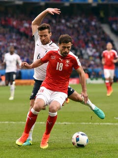 Yohan Cabaye bedrängt Admir Mehmedi. (Bild: Andy Rian / Keystone)