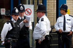 Polizisten besprechen sich vor dem St.Mary's Hospital. (Bild: Keystone)