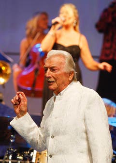 Bandleader und Komponist James Last begeistert das Publikum im Zürcher Hallenstadion. (Bild: Keystone)
