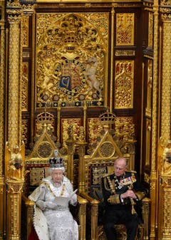 Am 8. Mai 2013 hält die britische Königin Elizabeth II., neben ihr Ehemann Prinz Phillip, Herzog von Edinburgh in London, eine Rede bei der Staatseröffnung des Parlaments. (Bild: TOBY MELVILLE (PRESS ASSOCIATION / EPA FILE))
